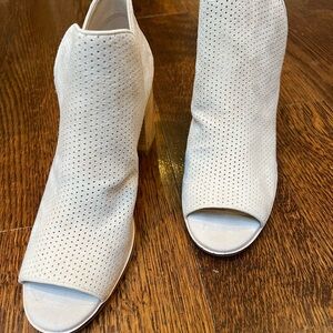 Elegant Cole Haan suede Bone colored Peep-Toe Ankle Boots